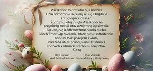 Na środku widać wielkanocne jaja w pastelowych kolorach otoczone gałązkami. W centrum umieszczono życzenia świąteczne na przypominającym pergamin tle. Atmosfera jest delikatna i pełna wiosennej mgiełki.