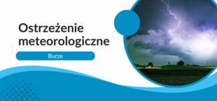 Grafika z tekstem "Ostrzeżenie meteorologiczne, Burze", przedstawiająca nocne niebo z błyskawicami nad polami.