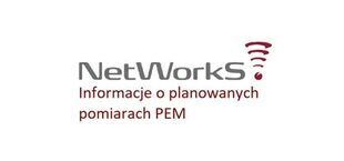 Logo NetWorks! z napisem "Informacje o planowanych pomiarach PEM." Obok logo znajduje się symbol fal radiowych. Tło jest białe, a tekst w kolorze szarym i czerwonym.
