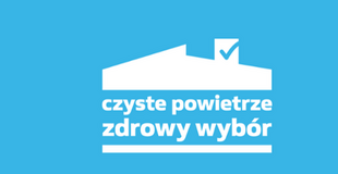 Biały zarys domu z kominem i niebieskim tłem. W środku niebieska fajka, pod spodem napis "czyste powietrze zdrowy wybór".
