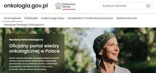 Zrzut ekranu strony Narodowego Portalu Onkologicznego. Uśmiechnięta osoba w chustce na głowie, zieleń w tle. Na dole napis: "Narodowy Portal Onkologiczny. www.onkologia.pacjent.gov.pl".