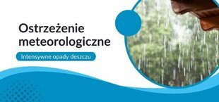 Na grafice widnieje napis "Ostrzeżenie meteorologiczne" oraz "Intensywne opady deszczu". Obok umieszczone jest zdjęcie deszczu spadającego z dachu, w tle widać rozmytą roślinność. Grafika ma niebieskie akcenty.