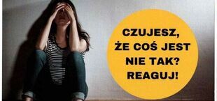Na zdjęciu widać osobę siedzącą na podłodze z głową w rękach, w cieniu. Obok znajduje się żółty okrąg z napisem "Czujesz, że coś jest nie tak? Reaguj!". Po prawej stronie znajdują się informacje o depresji i kontakty pomocowe.
