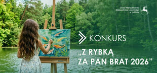 Dziewczynka z długimi włosami maluje farbami pejzaż z rybami na stojącym przy stawie płótnie. W tle drzewa. Napis: "Konkurs 'Z rybką za pan brat 2026'" i logo Urzędu Marszałkowskiego Województwa Lubelskiego.
