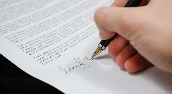 Osoba podpisując dokument