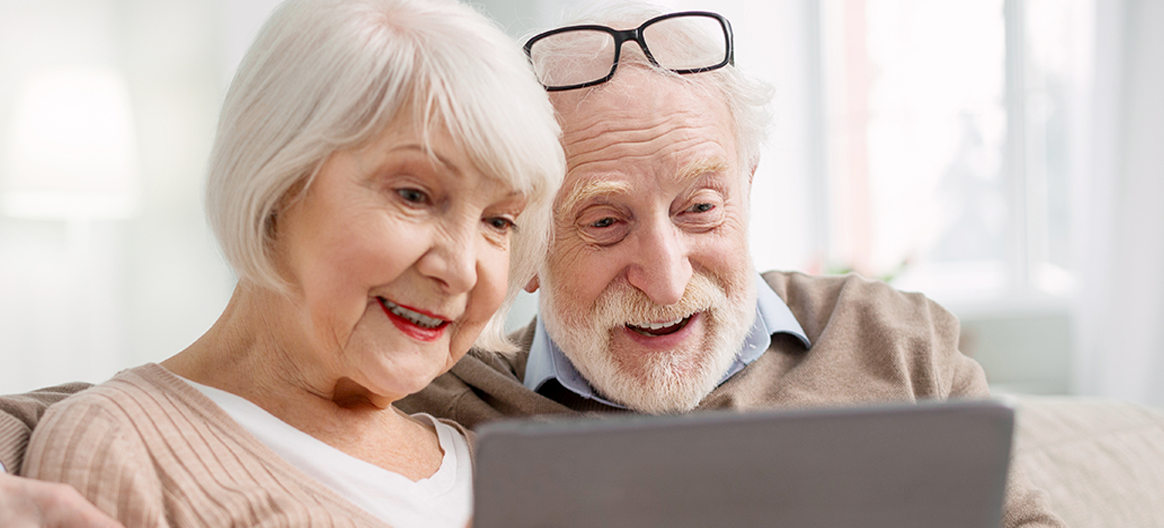 Osoby starsze korzystające z laptopa
