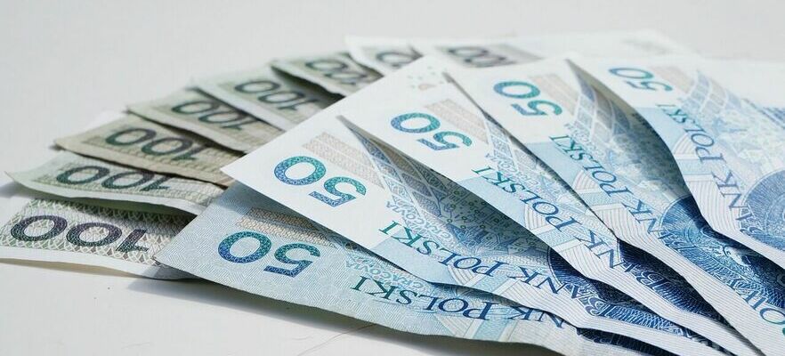 Na zdjęciu widać leżące na płaskiej powierzchni banknoty polskie o nominałach 50 złotych, ułożone fankami.