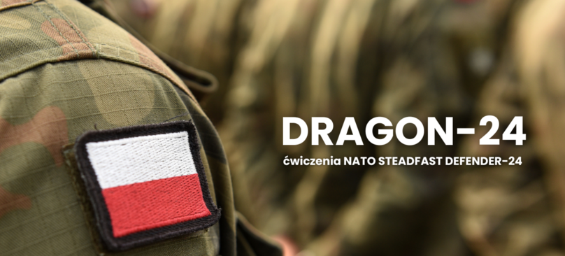 Żołnierz w mundurze z naszywką flagi Polski i napisem "DRAGON-24" oraz "Ćwiczenia NATO STEADFAST DEFENDER-24".