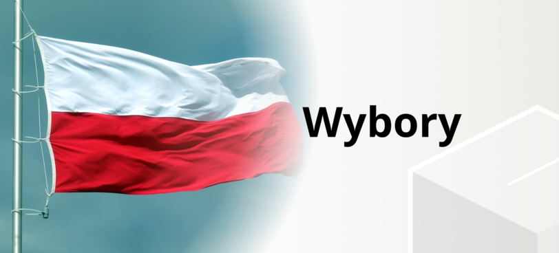 Flaga Polski na maszcie na tle niebieskiego nieba z napisem "Wybory" na białym tle z geometrycznymi kształtami.