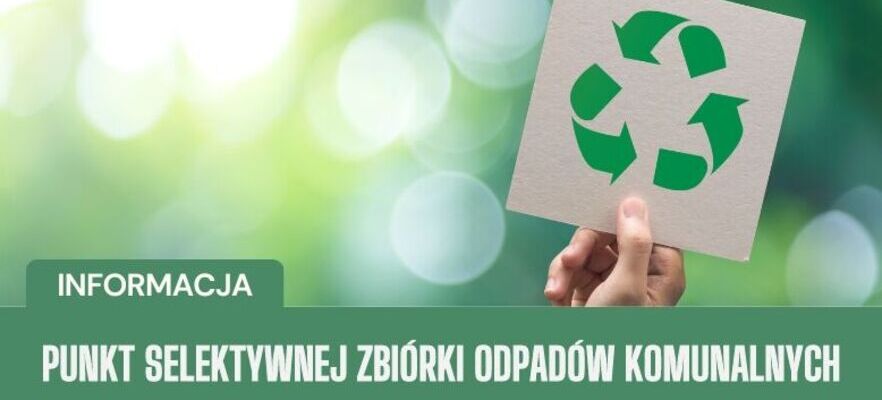Ręka trzymająca kartkę z symbolem recyklingu, w tle zielone rozmycie i napis informacyjny o punkcie selektywnej zbiórki odpadów komunalnych.