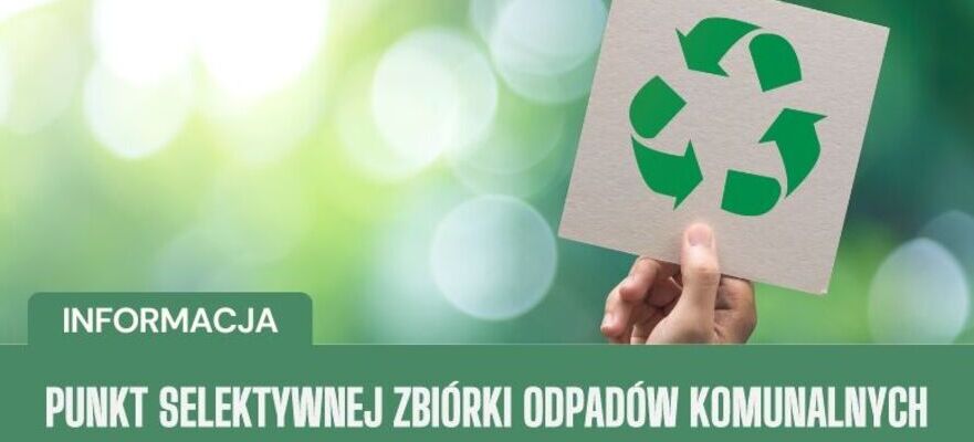 Ręka trzymająca kartkę z symbolem recyklingu, w tle zielone rozmycie i napis informacyjny o punkcie selektywnej zbiórki odpadów komunalnych.