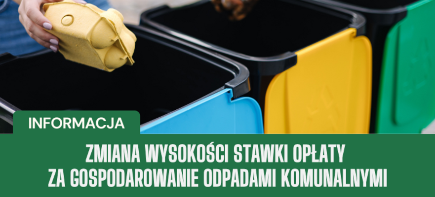 Osoba sortuje śmieci, wrzuca odpady do trzech kolorowych pojemników: niebieskiego, zielonego i żółtego, na tle informacji o zmianie opłat za odpady komunalne.