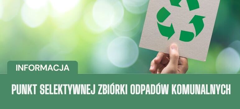 Ręka trzymająca kartkę z symbolem recyklingu, w tle zielone rozmycie i napis informacyjny o punkcie selektywnej zbiórki odpadów komunalnych.