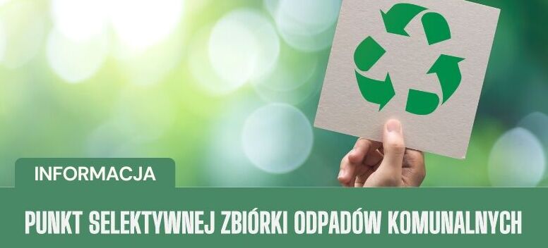 Ręka trzymająca kartkę z symbolem recyklingu, w tle zielone rozmycie i napis informacyjny o punkcie selektywnej zbiórki odpadów komunalnych.