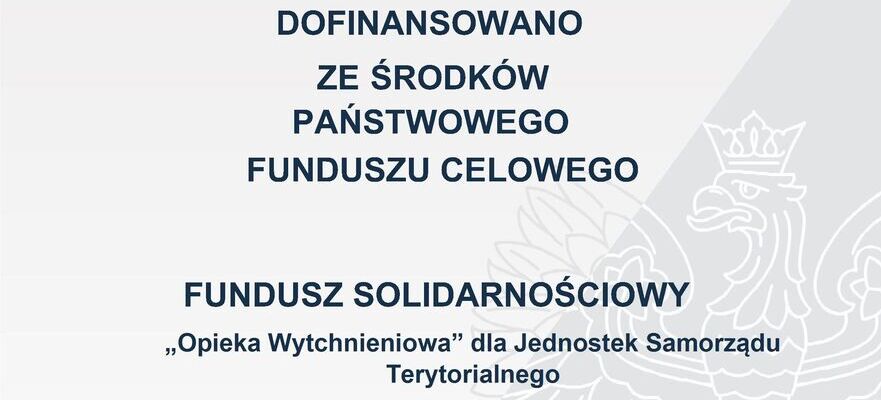 Plakat informujący o dofinansowaniu z Funduszu Solidarnościowego na projekt "Opieka Wytchnieniowa" dla samorządu terytorialnego, edycja 2025. Widoczne logo, biały orzeł i kwoty dofinansowania.