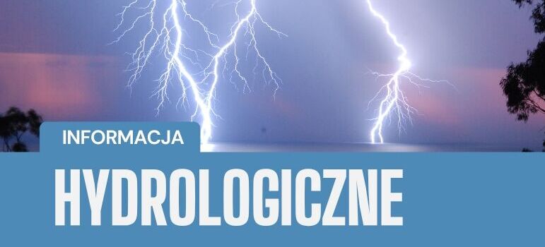 Grafika przedstawia burzowe niebo z dwoma błyskawicami nad zbiornikiem wodnym. Na przodzie widnieje niebieski pasek z napisem "Informacja Hydrologiczne". Po bokach widać zarysy drzew.