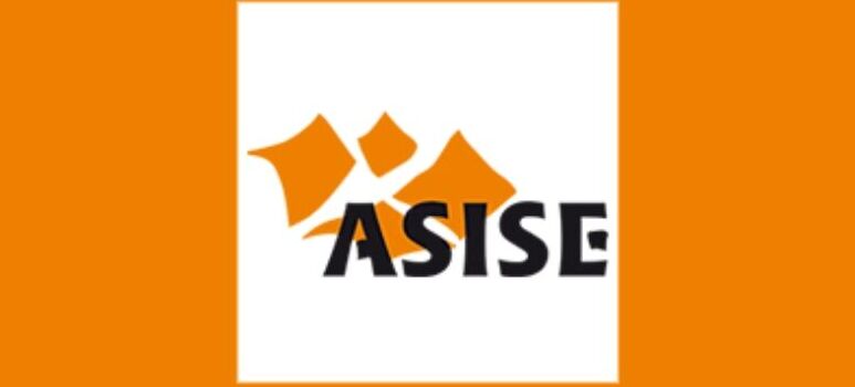 Logo składające się z pomarańczowych, stylizowanych kształtów przypominających góry na białym tle. Poniżej czarnymi literami napis "ASISE". Całość umieszczona na pomarańczowym tle.