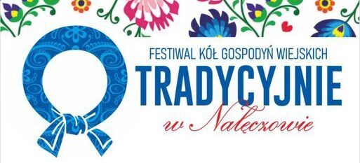 Plakat promujący festiwal Kół Gospodyń Wiejskich "Tradycyjnie w Nałęczowie". Na górze kwiatowe wzory, po lewej wianek z kokardą, po prawej tekst z nazwą wydarzenia.