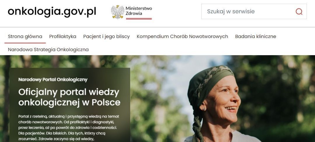 Zrzut ekranu Narodowego Portalu Onkologicznego. Obrazek przedstawia uśmiechniętą osobę w turbanie, otoczoną zielenią. Na pierwszym planie widnieje adres strony oraz logo Ministerstwa Zdrowia.