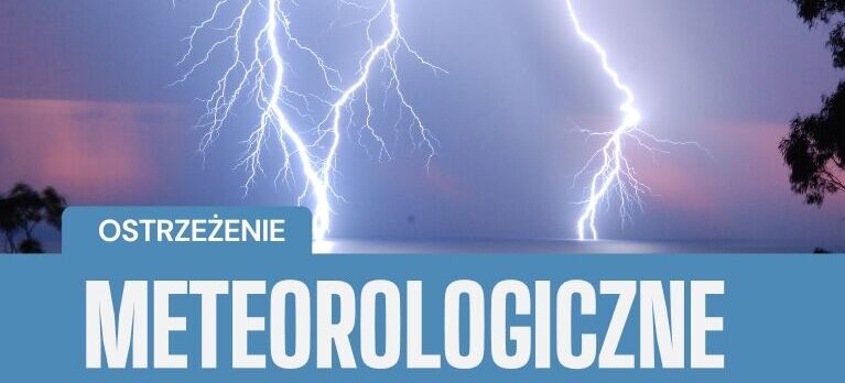 Zdjęcie przedstawia błyskawice oświetlające nocne niebo nad wodą. Na pierwszym planie widnieje napis "Ostrzeżenie meteorologiczne" na niebieskim tle.