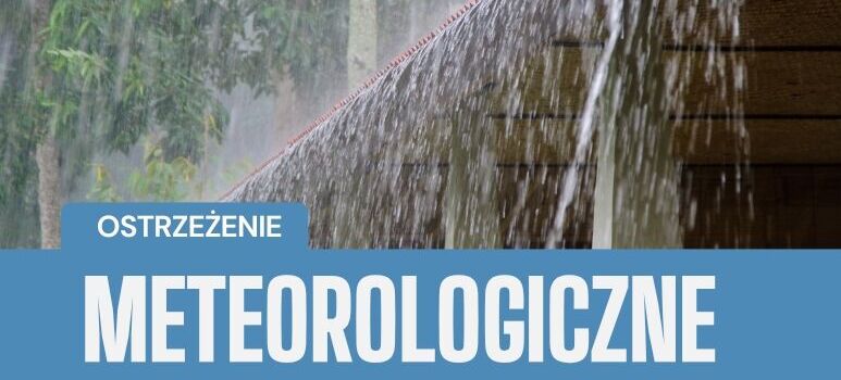 Baner z napisem "Ostrzeżenie meteorologiczne" na niebieskim tle. W tle widać intensywnie padający deszcz i częściowo zadaszenie.