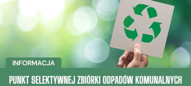 Ręka trzymająca kartkę z symbolem recyklingu, w tle zielone rozmycie i napis informacyjny o punkcie selektywnej zbiórki odpadów komunalnych.