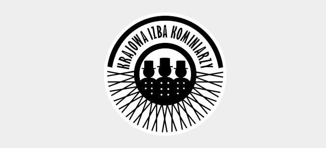 Logo Krajowej Izby Kominiarzy: W centralnej części znajdują się trzy stylizowane postacie kominiarzy w kapeluszach. Dookoła nich widoczny jest tekst "Krajowa Izba Kominiarzy". Tło jest jasnoszare.