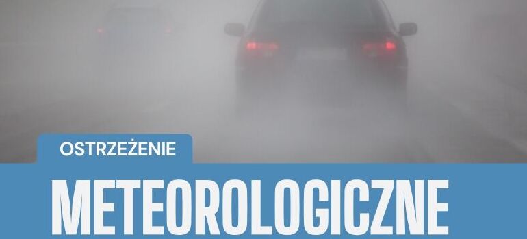 Grafika z napisem OSTRZEŻENIA METEOROLOGICZNE i zdjęciem samochodu w gęstej mgle