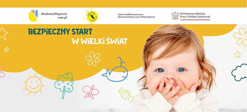 Uśmiechnięte dziecko zasłania usta rękoma, tło jest żółte z rysunkami chmur i słońca. U góry logotypy i napisy związane z wsparciem społecznym oraz programem "Bezpieczny Start w Wielki Świat".