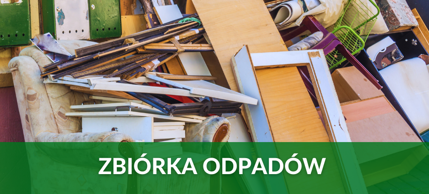 Stosy odpadów wielkogabarytowych, takich jak meble i drewniane panele, na tle zielonego napisu "ZBIÓRKA ODPADÓW".