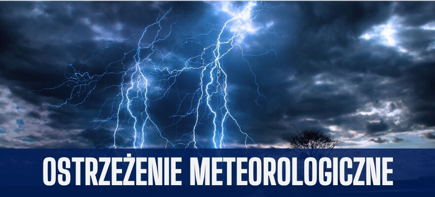 Burzowe niebo z jasnymi błyskawicami przecinającymi chmury. W dolnej części zdjęcia widnieje napis "Ostrzeżenie meteorologiczne".