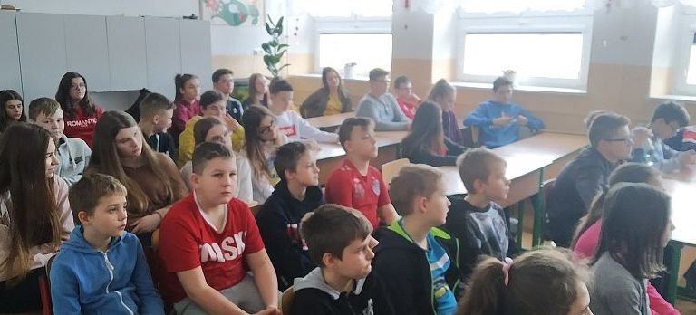 Wykadrowane zdjęcie przedstawiające uczniów starszych klas Szkoły Podstawowej w Wojciechowie