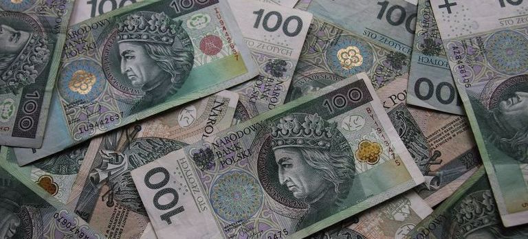 Wykadrowana grafika przedstawiająca polskie banknoty stuzłotowe 