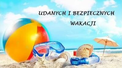 Plaża z napisem udanych i bezpiecznych  wakacji