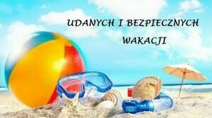 Plaża z napisem udanych i bezpiecznych  wakacji