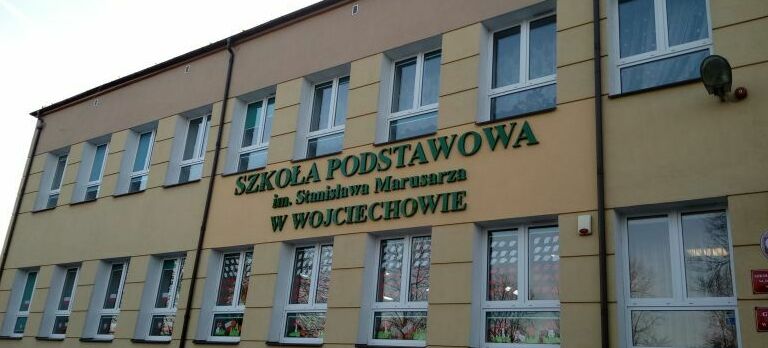 Budynek szkoły podstawowej w Wojciechowie