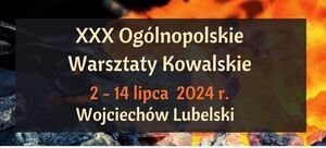 Opis alternatywny: Plakat informacyjny "XXX Ogólnopolskie Warsztaty Kowalskie 2-14 lipca 2024, Wojciechów Lubelski", z tłem przedstawiającym płomienie ognia.