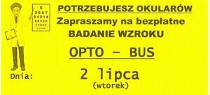 Zdjęcie przedstawia żółty plakat z informacją o bezpłatnym badaniu wzroku "OPTO-BUS" z datą 2 lipca (wtorek), lokalizacją i numerem telefonu, wraz z listą oferowanych usług i rysunkiem mężczyzny trzymającego okulary.