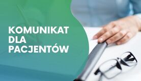 Osoba pisze na kartce papieru. Obok leżą okulary. Na zielonym tle znajduje się biały tekst: "Komunikat dla pacjentów".