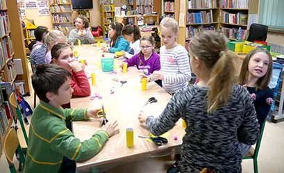 Dzieci podczas prac plastycznych w bibliotece