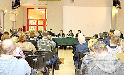 Na zdjęciu mieszkańcy podczas debaty