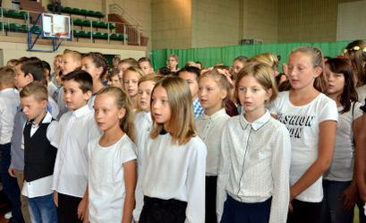 Grupa dzieci podczas apelu