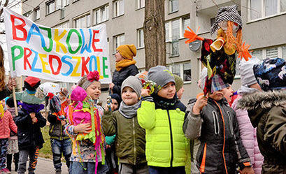Grupa przedszkolaków z transparentem i marzanną