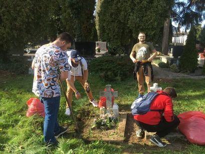 Uczniowie  z żarowskiego Zespołu Szkół sprzątają groby