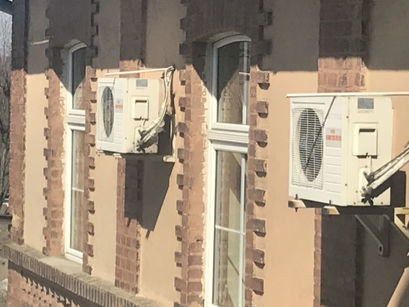 Klimatyzatory na budynku
