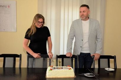 Kobieta i mężczyzna, przed nimi tort