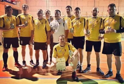 Drużyna z medalami i dyplomem