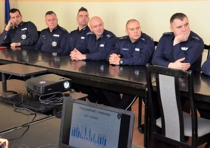 Policjanci w trakcie spotkania w sali narad Urzędu Miejskiego w Żarowie