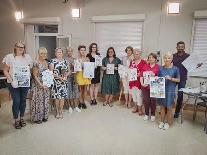 Zwycięska grupa jedenastu kobiet w projekcie Gminna Kultura Powszechna realizowanego przez GCKiS w Żarowie. Z prawej strony stoi dyrektor Gminnego Centrum Kultury i Sportu w Żarowie.