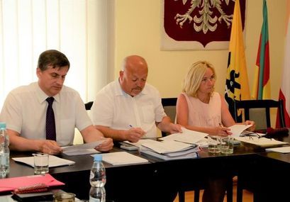 Od lewej siedzą: Burmistrz Leszek Michalak, Przewodniczący Rady Miejskiej Roman Konieczny, wiceprzewodnicząca Rady Miejskiej Iwna Nieradka podczas obrad sesji Rady Miejskiej. 